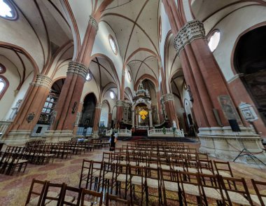 Katolik kilisesinin içinde.