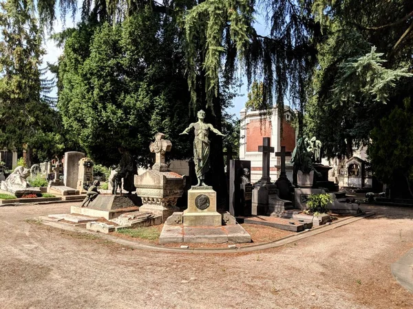 Anıt Milan Mezarlığı