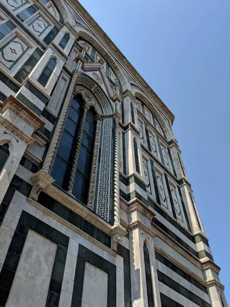 Bir binanın ön cephesi