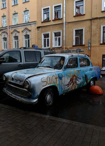 Sokaktaki eski araba.