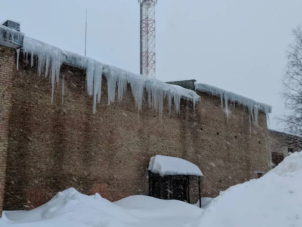 Çatıda buz saçakları
