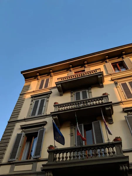 Eski bir binanın cephesi