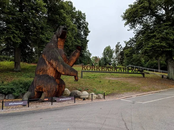 Helsinki Hayvanat Bahçesi ayı heykeli
