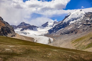 Pamir dağlarındaki buzullar Sotvetsky helikopter pilotlarının zirvesinin yamacında..