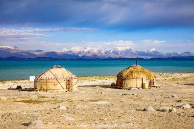 Geleneksel Tacik yurdu. Karakol Gölü, Tacikistan.