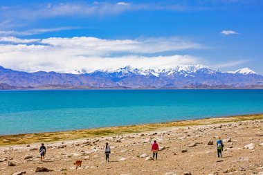 Tacikistanlı Cote d 'Azur! Karakol 'un büyüleyici gölü. Pamirlerin Dağları.