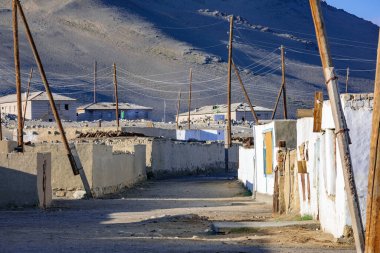 Orta Asya 'nın en yüksek yerleşim birimi olan yüksek Pamir' deki Karakol köyü. Sınır Karakolu Tacikistan - Çin.