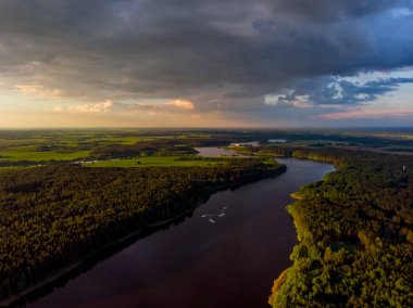 Güzel bir orman gölünün arka planında fırtınalı bir gökyüzü..