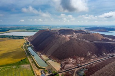 Gübre endüstrisinde tuz ve ay tepeleri ve dağlar. Yontmataş.