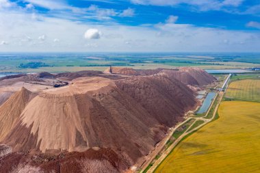 Buğday tarlaları ve tuzlu çamur dağları. Potasyum gübresi çıkarılıyor. Yontmataş.