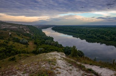 Büyük Rus nehri Don yazın şafakta.
