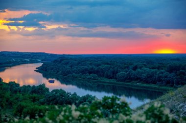 Rusya 'nın Voronezh bölgesinde güzel bir günbatımında Don Nehri' nde bir sal.