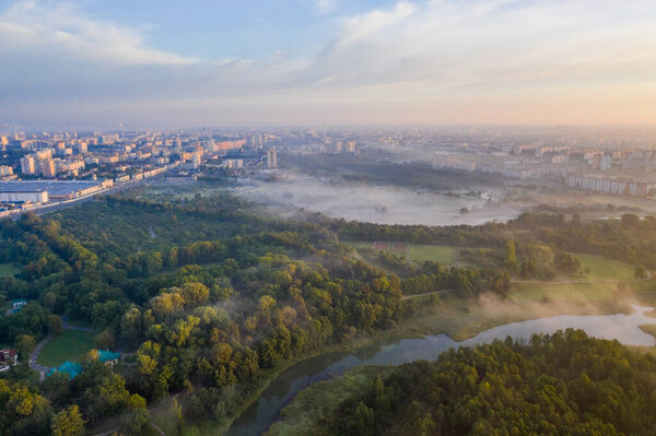 Фото с высоты туманного утра в Минске с беспилотника. Лошица-парк!