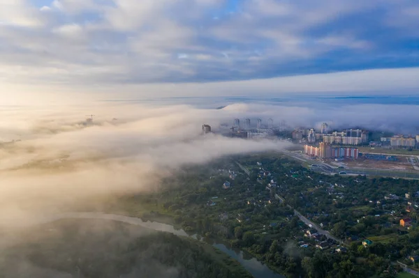 Minsk Şehrine Yoğun Sis Yayılıyor Uzakta Yüksek Binaları Bir Inşaat — Stok fotoğraf