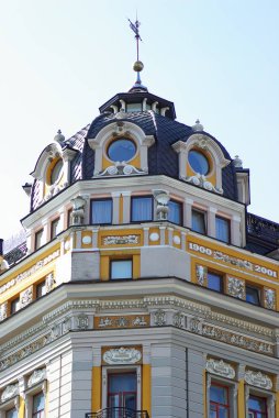 taş bir çitin arkasında bina tuğla