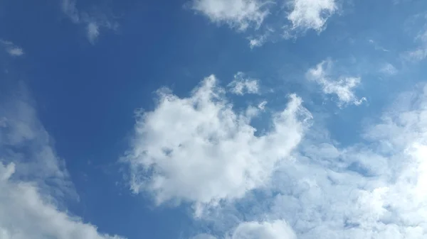 Ελαφριά Λευκά Σύννεφα Στον Καταγάλανο Ουρανό — Φωτογραφία Αρχείου