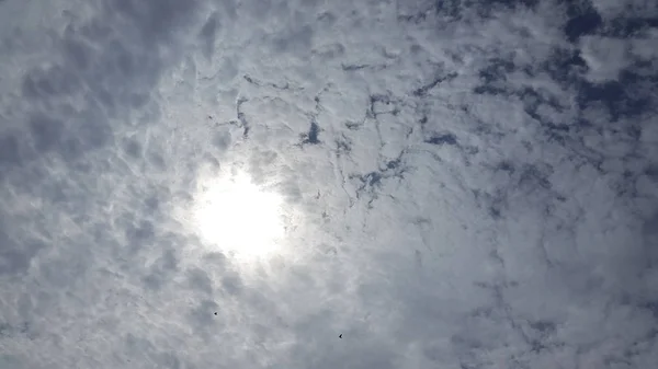 Die Sonne Zwischen Den Wolken — Stockfoto