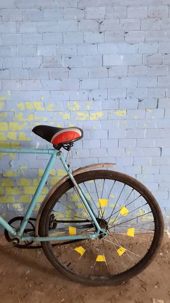 Stary Rower Blisko Ściany — Zdjęcie stockowe