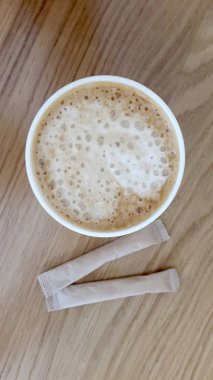 Karton bir fincan kahve