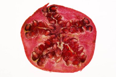 Beyaz arka plan üzerine açık meyve nar