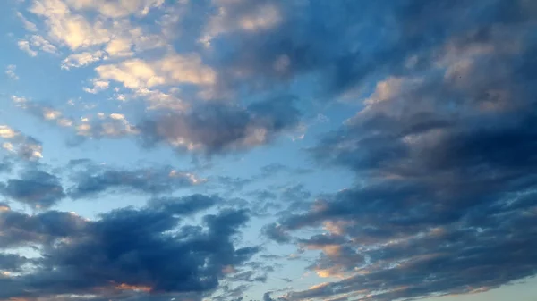 Φωτογραφία Σύννεφα Στο Ηλιοβασίλεμα — Φωτογραφία Αρχείου