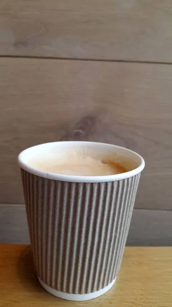 コーヒーを飲みながら紙ガラス — ストック写真
