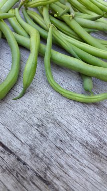 koyu renkli ahşap üzerinde kuşkonmaz