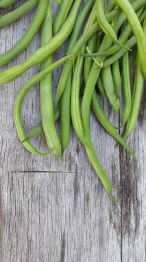 koyu renkli ahşap üzerinde kuşkonmaz