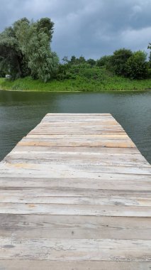 Su üstünde ahşap döşeme