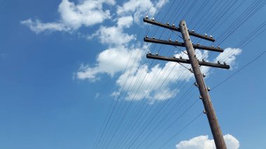 Eski güç iletim kulesi. Ayağı. Pole elektrik telleri ile. Elektrifikasyon tesisi