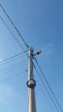 Ayağı. Pole elektrik telleri ile. Elektrifikasyon tesisi