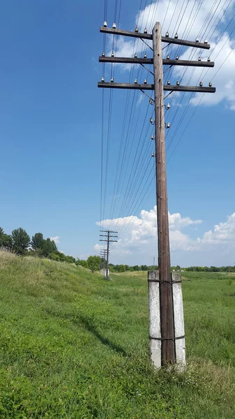 Eski Güç Iletim Kulesi Ayağı Pole Elektrik Telleri Ile Elektrifikasyon — Stok fotoğraf