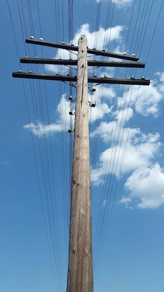 Eski Güç Iletim Kulesi Ayağı Pole Elektrik Telleri Ile Elektrifikasyon — Stok fotoğraf