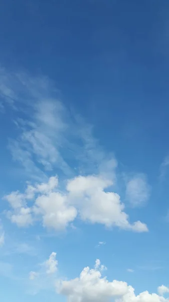 Σύννεφα Ουρανό Σύννεφο Φόντο Ελαφριά Λευκά Σύννεφα Στον Καταγάλανο Ουρανό — Φωτογραφία Αρχείου