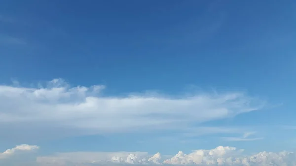 云背景 蓝天上的浅白色云 — 图库照片