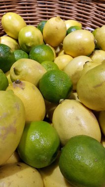 Limon. Taze limon. Sarı ve yeşil taze limon