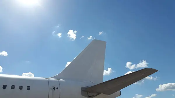 Vliegtuigen Staart Van Het Vliegtuig Staart Van Een Vliegtuig Tegen — Stockfoto