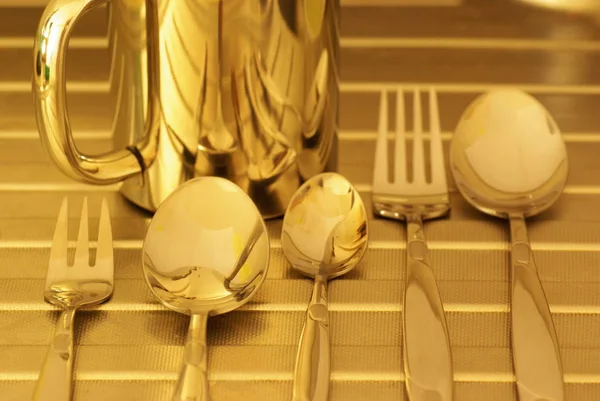 スプーンとフォークテーブルゴールドセピアのキッチンアクセサリー — ストック写真