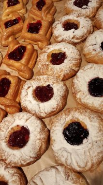 Pastane. Taze çörek yemek. Kek ve kurabiye. Rulo ve kek fotoğrafı