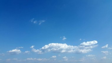 Bulutlar. Gökyüzü. Arka plan bulut. Mavi gökyüzü üzerinde ışık beyaz bulutlar
