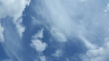 Bulutlar. Gökyüzü. Arka plan bulut. Mavi gökyüzü üzerinde ışık beyaz bulutlar