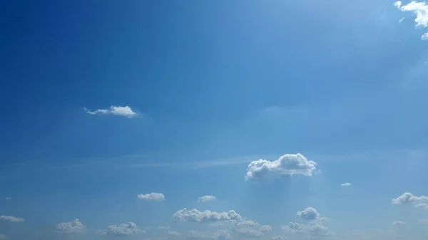 雲の背景 青い空に白い雲が光 — ストック写真