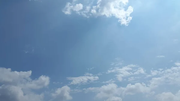 Pilviä Taivas Pilvitausta Vaaleanvalkoiset Pilvet Sinisellä Taivaalla — kuvapankkivalokuva