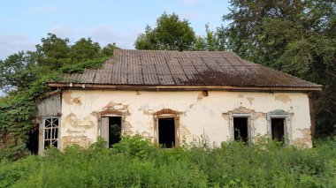House. Kır evi. Eski terk edilmiş ev