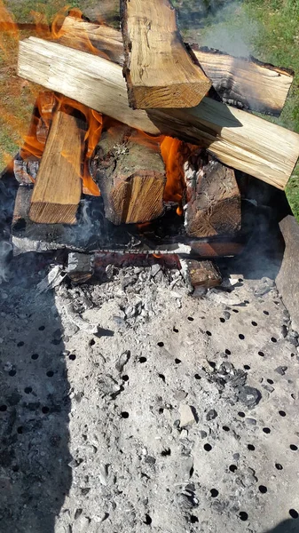 烧柴露营 烧烤中燃烧的柴火 — 图库照片