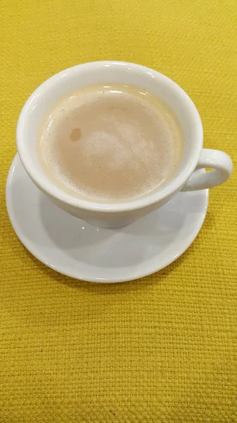 Καφέ Ένα Φλιτζάνι Καφέ Λευκό Κύπελλο Ένα Κίτρινο Πανί — Φωτογραφία Αρχείου