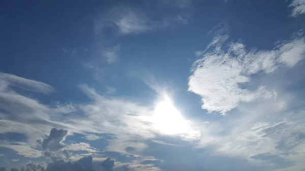 Σύννεφα Ουρανό Σύννεφο Φόντο Ελαφριά Λευκά Σύννεφα Στον Καταγάλανο Ουρανό — Φωτογραφία Αρχείου