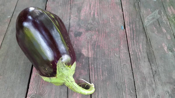 Aubergine Blå Aubergine Färsk Aubergine Gammalt Trä — Stockfoto