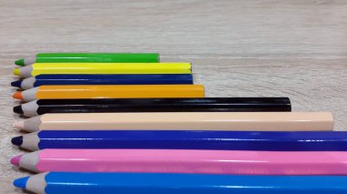 Kalem. Renkli kalemler. Renkli kalemleri dağıtın