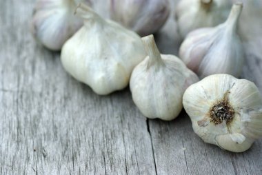 Sarım -sak. Taze sarımsak fotoğrafı. Yıpranmış ahşap taze sarımsak kafaları
